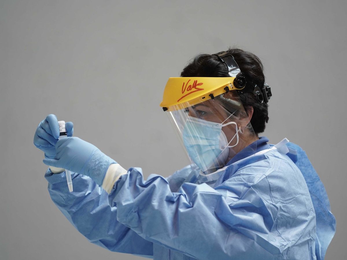Foto: Un sanitario sostiene test rápido de antígenos en la mano para la detección del coronavirus. (EFE) 