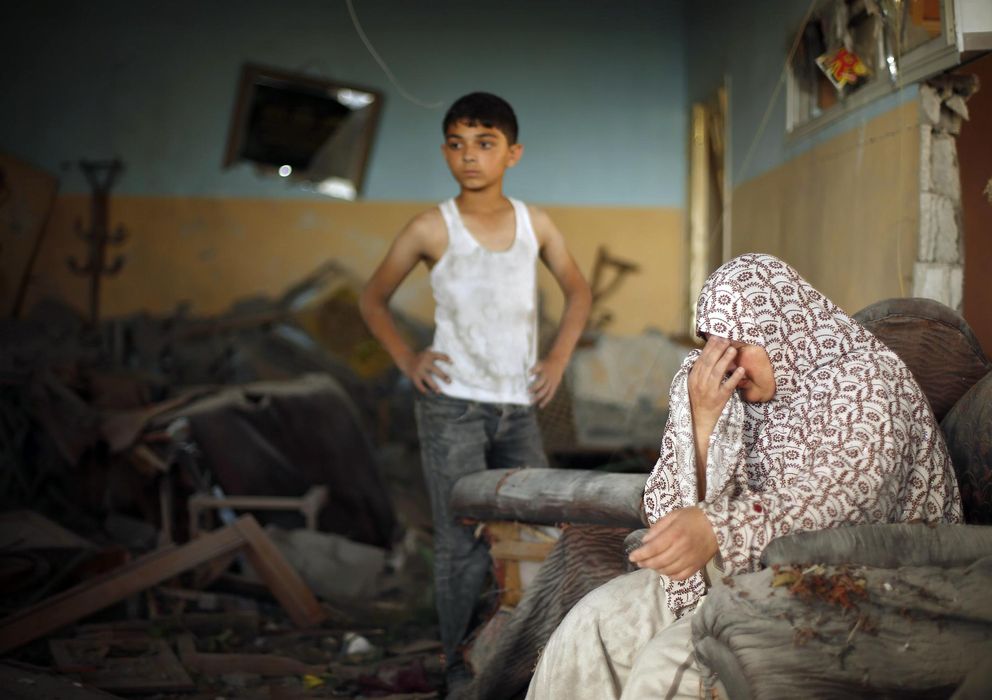 Foto: Una mujer palestina llora en el interior de una casa destruida en un bombardeo en Ciudad de Gaza (Reuters).