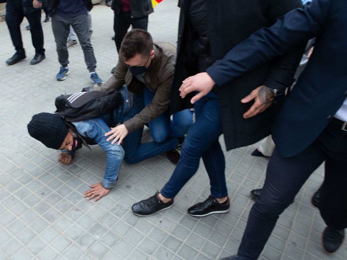 Foto: Los guardaespaldas de Vox reducen a un manifestante. (EFE)