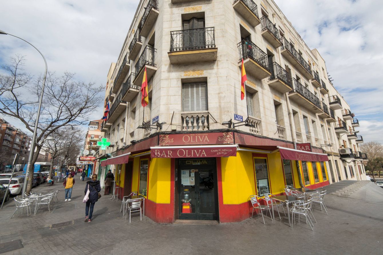 Exterior del bar Oliva, en la calle Antonio López de Madrid. (D. B.)