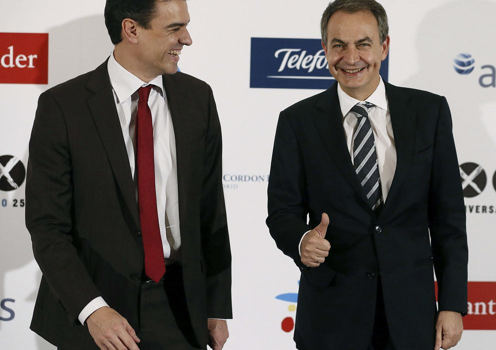 Foto: El secretario general del PSOE, Pedro Sánchez (i), junto al expresidente del Gobierno José Luis Rodríguez Zapatero (d) (Efe)