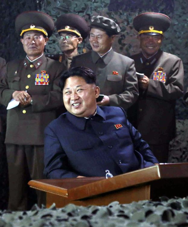 Foto: El líder de Corea del Norte, Kim Jong-un, junto a altos mandos militares. (EFE)