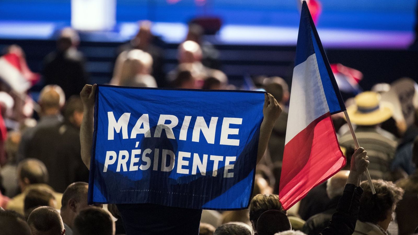 Foto: Partidarios de Le Pen durante un acto electoral en Villepinte, al norte de París, el 1 de mayo de 2017. (EFE)