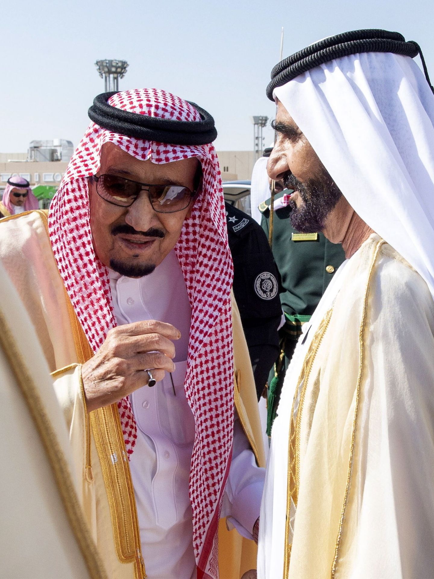 El rey de Arabia Saudí y el emir de Dubái, en una imagen de archivo. (EFE/Bandar Algaloud)