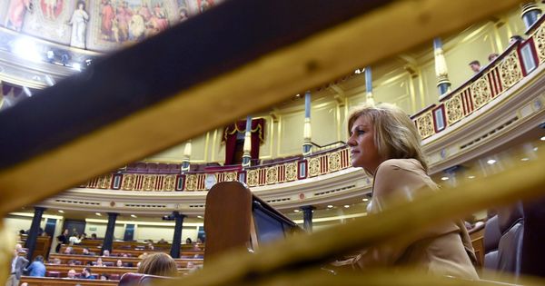 Foto: María Dolores de Cospedal sentada en su escaño del Congreso esta semana. (EFE)