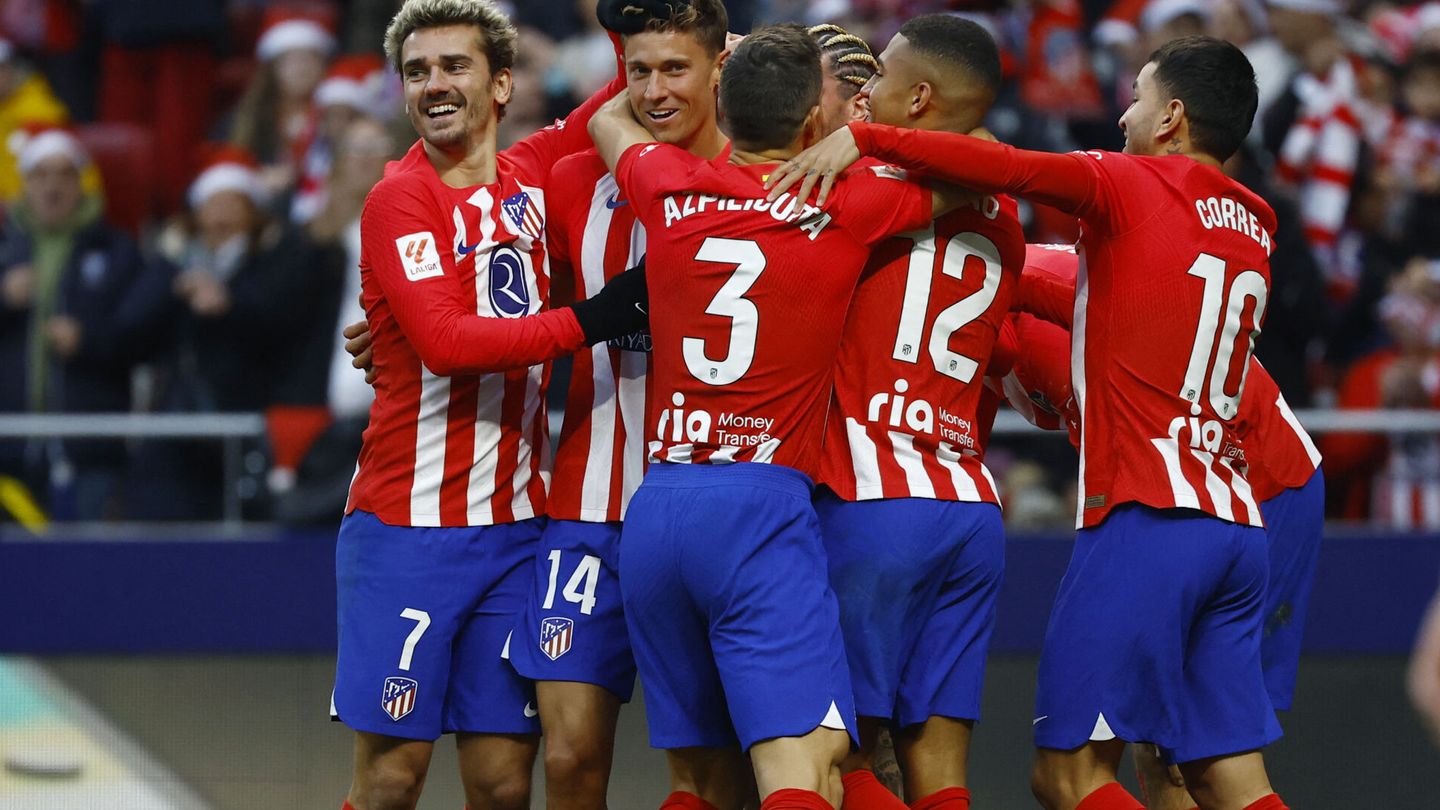 Los jugadores del Atlético celebran el gol de Marcos Llorente contra el Sevilla (REUTERS/Susana Vera).