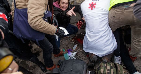 Foto: Médicos callejeros atienden al chaleco amarillo herido en la mano en París. (EFE)