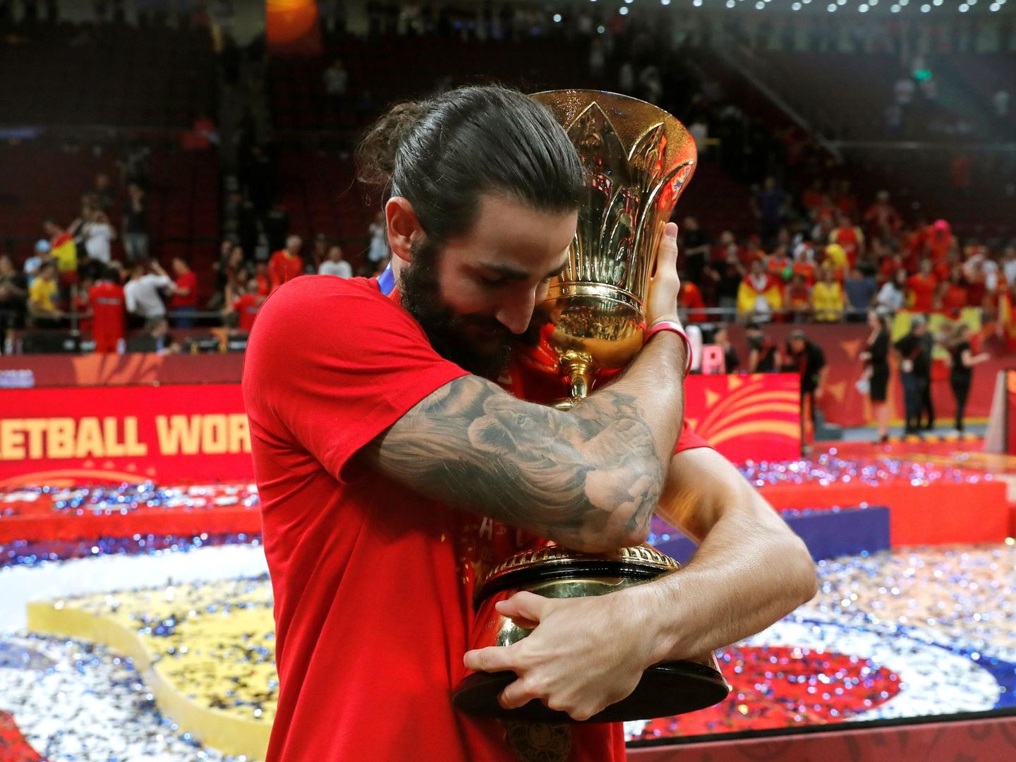 Ricky Rubio abraza la copa del mundo de baloncesto en Pekín. (EFE)