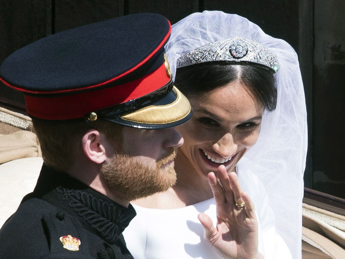 Meghan y Harry, el día de su boda, con la tiara bandeau de la reina Mary. (EFE)