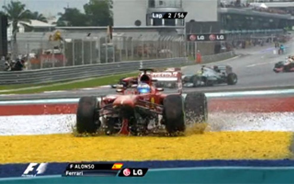 Foto: Alonso asegura que "no hubo tiempo" para entrar a boxes y cambiar su alerón dañado