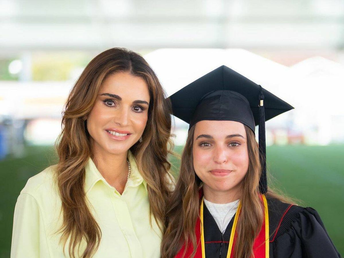 Foto: Rania de Jordania, junto a su hija Salma el día de su graduación. (IG)