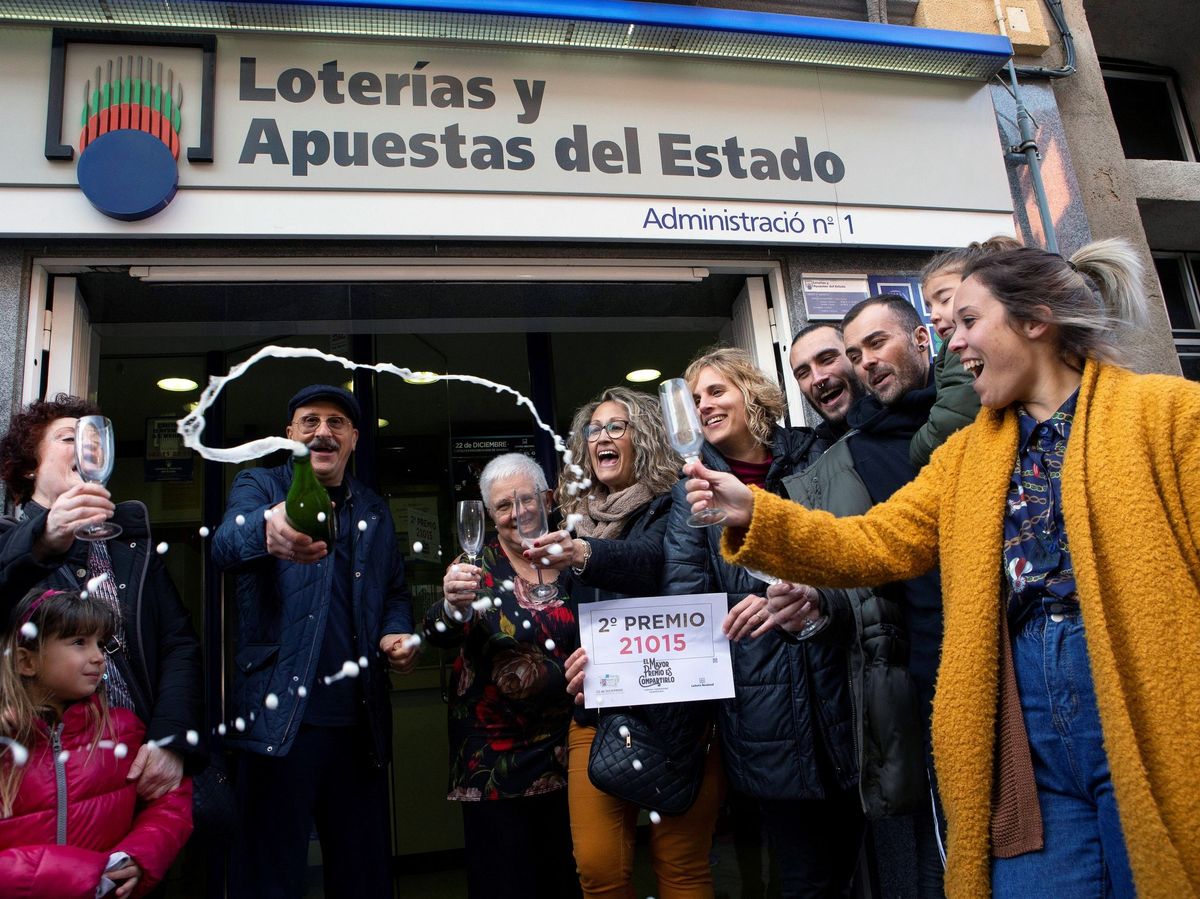 Foto: El segundo premio de la Lotería de Navidad de 2018, en una administración de Castellbisbal, en Barcelona (EFE)