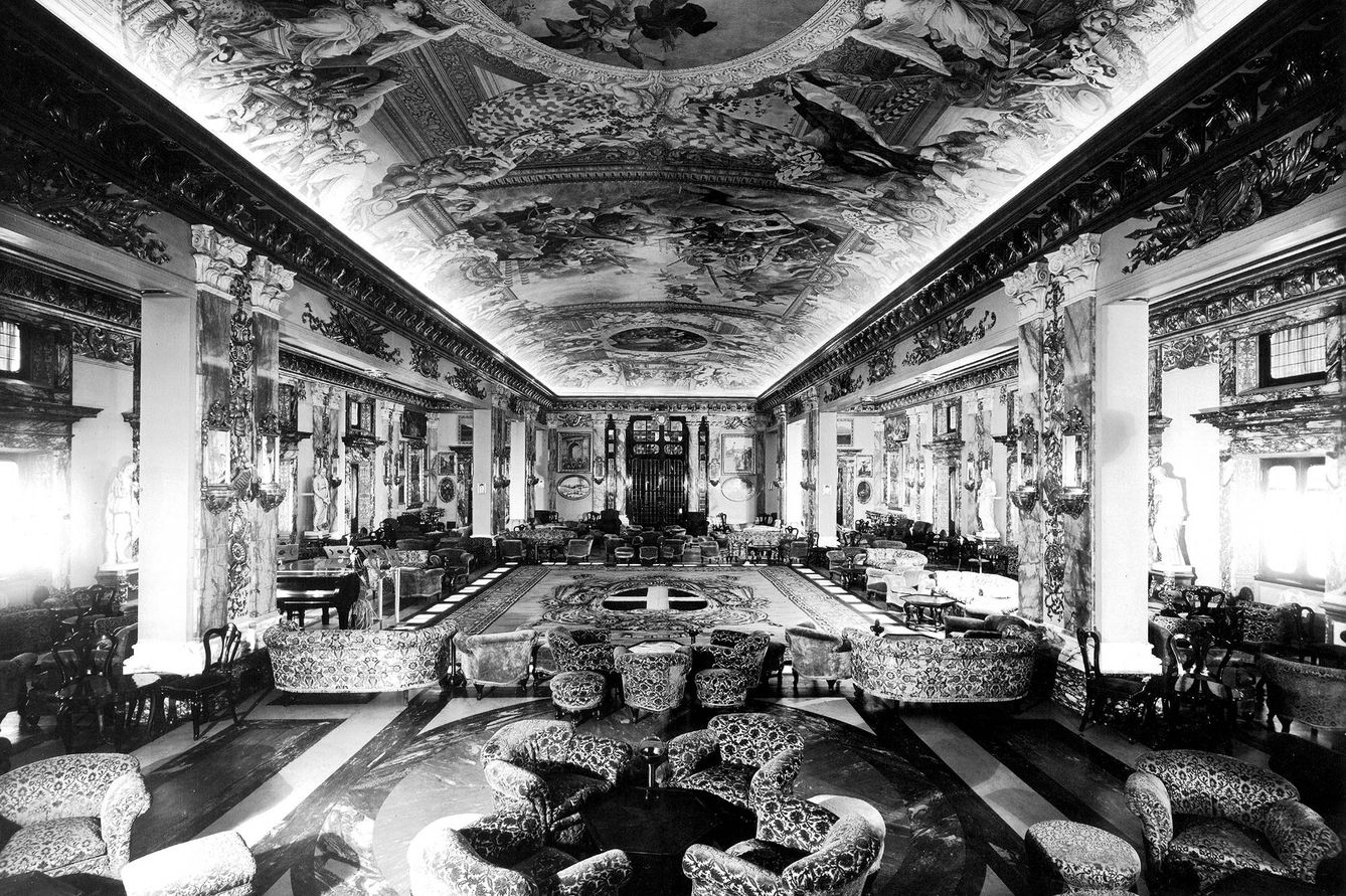El gran salón de columnas del Conte di Savoia (1932-1943).