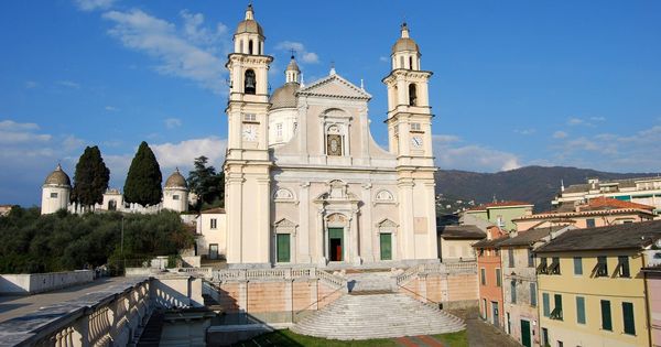 Foto: Iglesia situada en Lavagna, Génova, lugar donde residió San Hugo de Génova.