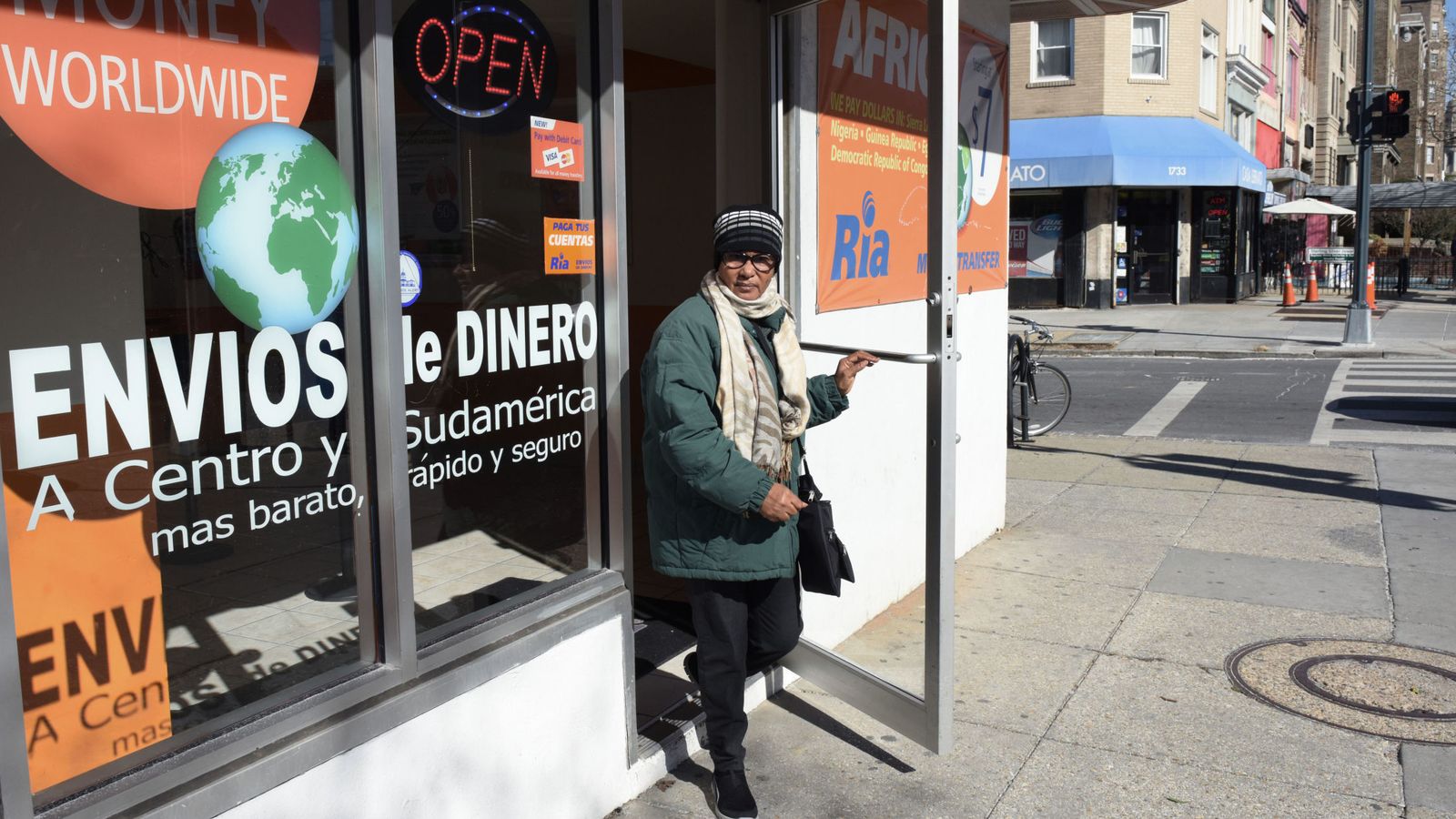 Foto: Una mujer abandona una tienda donde se envían remesas a toda América Latina en Washington. (EFE)