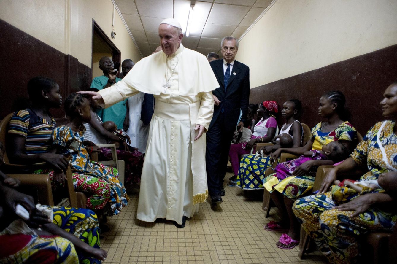 El Papa saluda a algunos pacientes durante un visita a un hospital en Bangui, República Centroafricana. (Reuters)