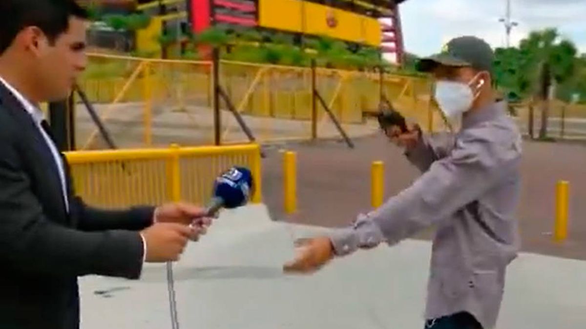 Atracan a un periodista a punta de pistola cuando hacía un directo en Ecuador