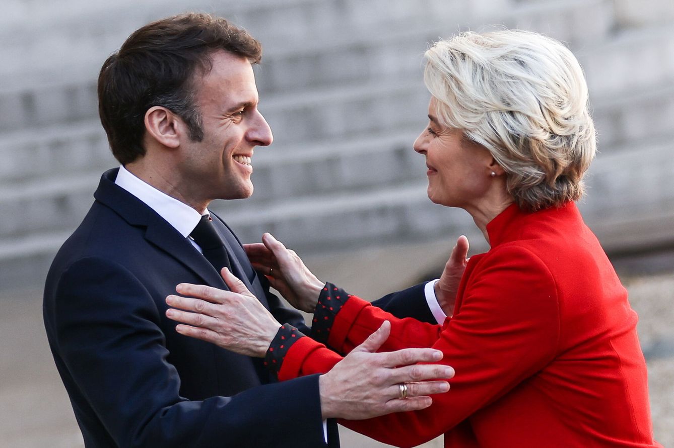 Macron junto a Von der Leyen durante una reunión en París. (EFE)