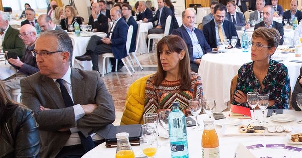 Foto: Maite Esporrín, en el centro, junto al alcalde Enrique Maya y la presidenta de Navarra, María Chivite. (EFE)