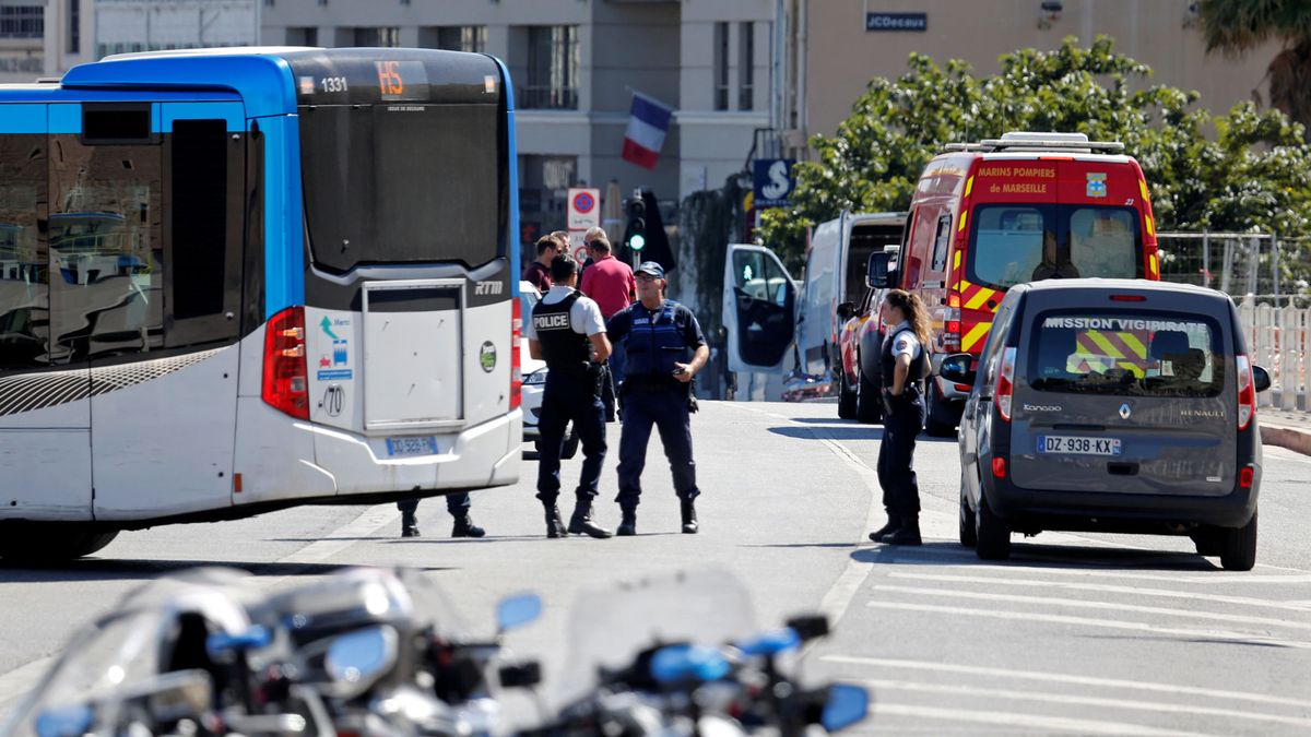 Un muerto al empotrarse una furgoneta contra dos paradas de autobús en Marsella