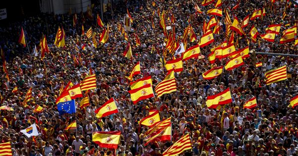 Foto: Asistentes escuchan los discursos al final de la manifestación convocada por Societat Civil Catalana este domingo en Barcelona. (EFE)