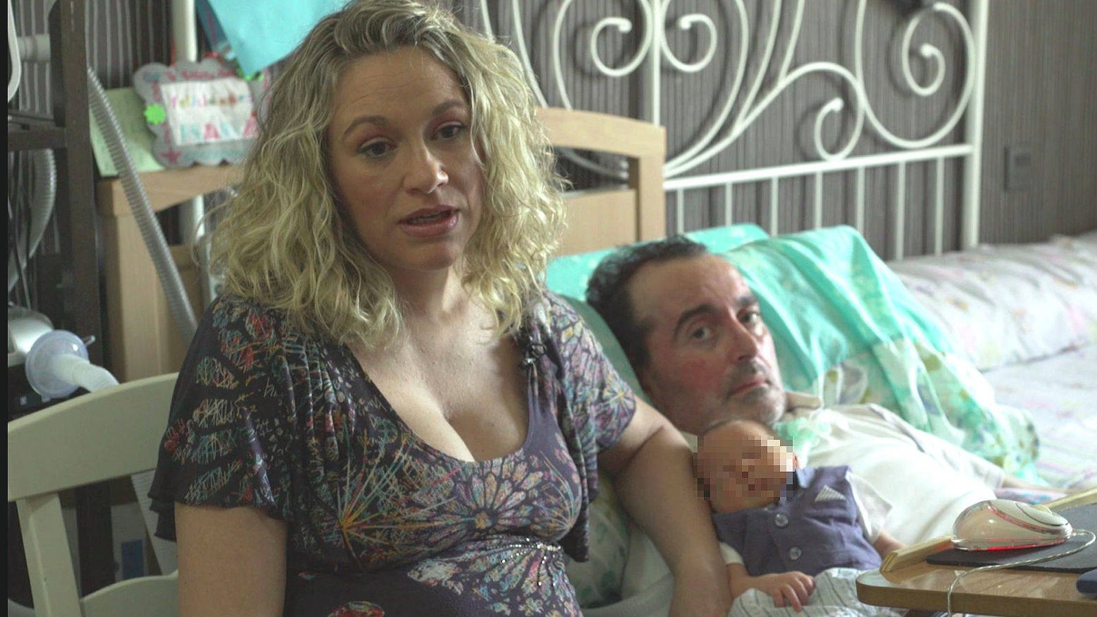 Foto: Carlos, enfermo de ELA, con su hijo en brazos y su mujer Ruth al lado
