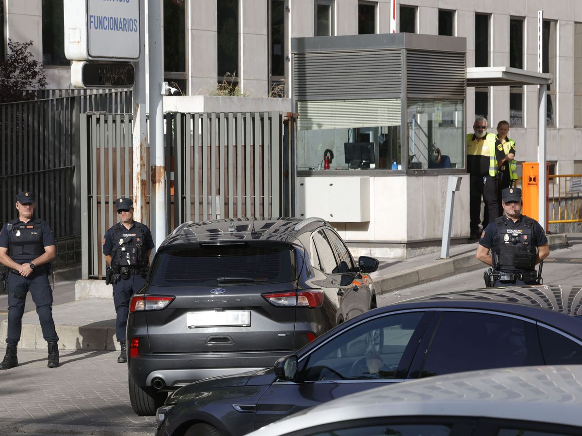 Foto: El vehículo que trasladaba a Begoña Gómez entrando al juzgado. (EFE/Zipi)