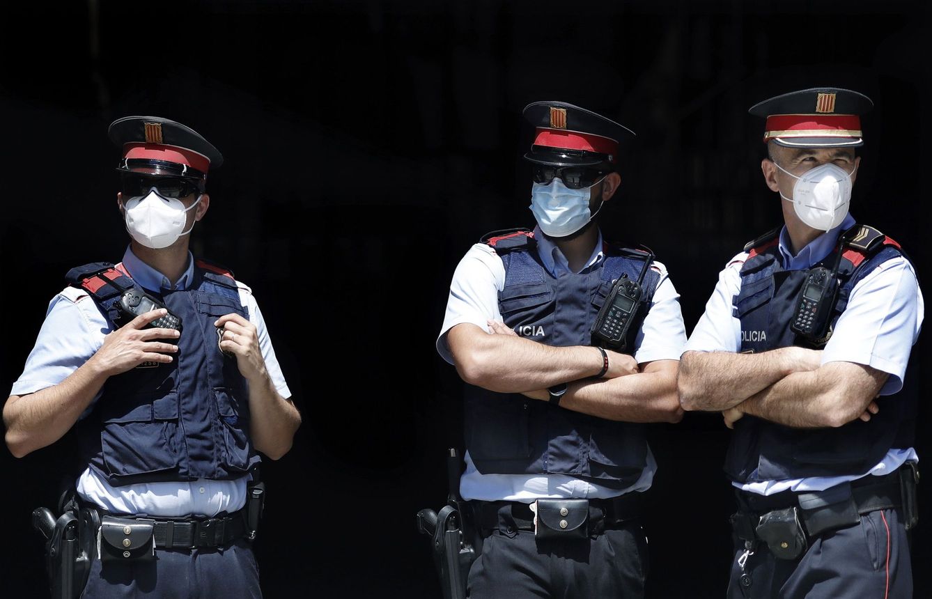 Tres agentes de los Mossos d'Esquadra hacen guardia a la entrada del Palau de la Generalitat, en Barcelona. (EFE)