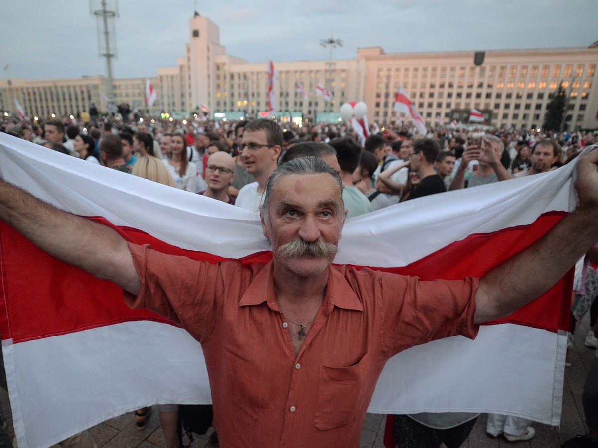 Foto: Manifestación a favor de la oposición en Minsk. (EFE)