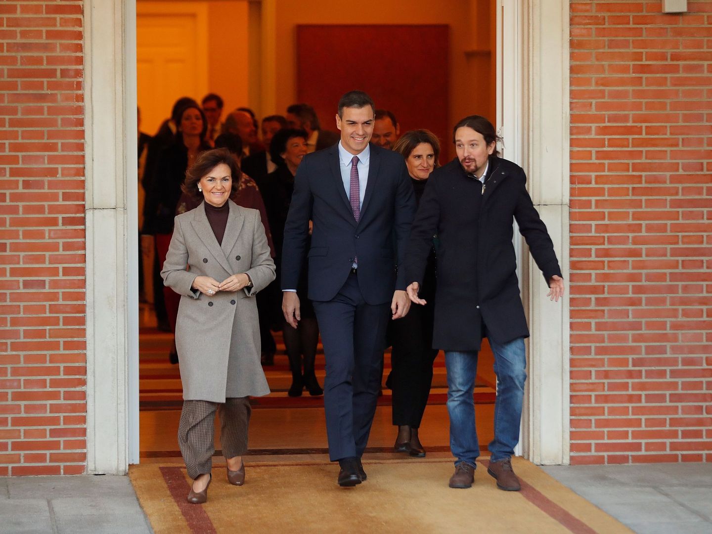 Calvo (i), Sánchez (c) e Iglesias (d), en Moncloa. (EFE)