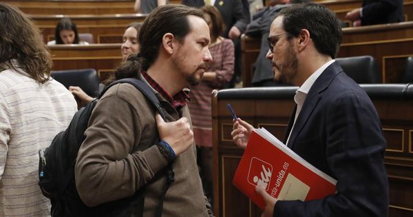 Foto: El secretario general de Podemos, Pablo Iglesias, conversa con el líder de IU, Alberto Garzón, durante un pleno en el Congreso. (EFE)
