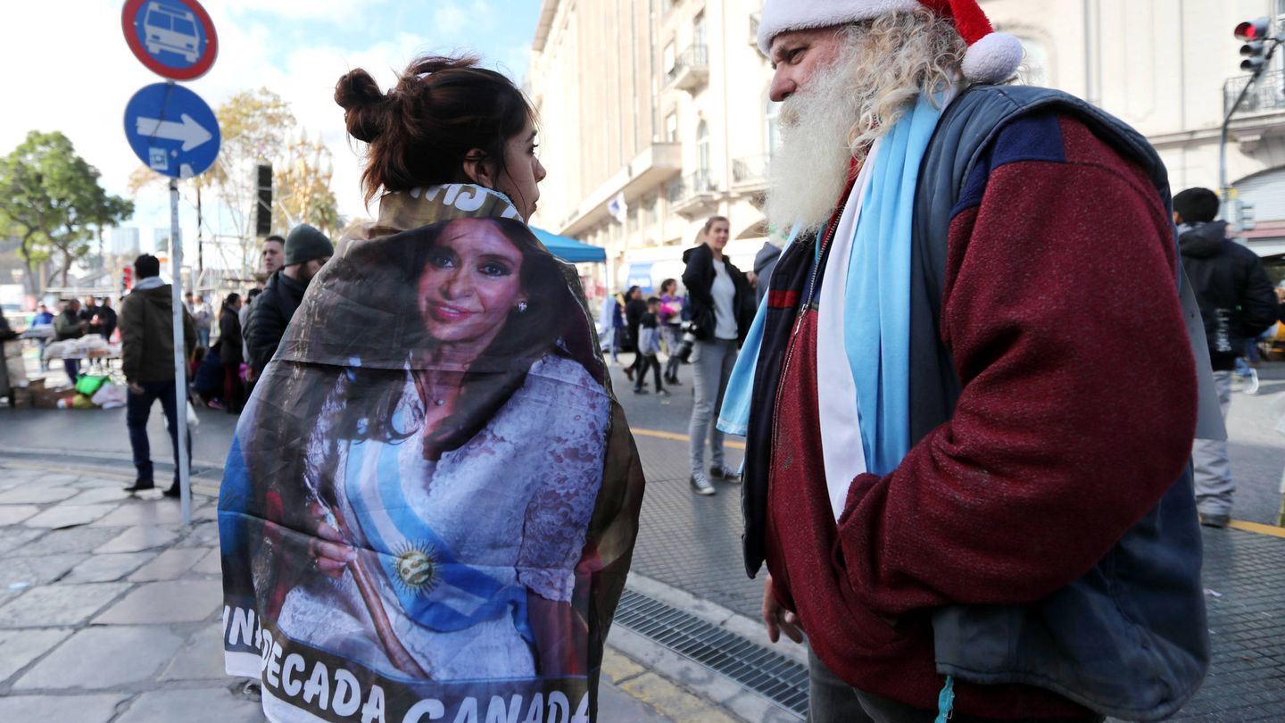 Una mujer con una bandera con la imagen de Cristina Kirchner durante una manifestación en Buenos Aires. (Reuters)