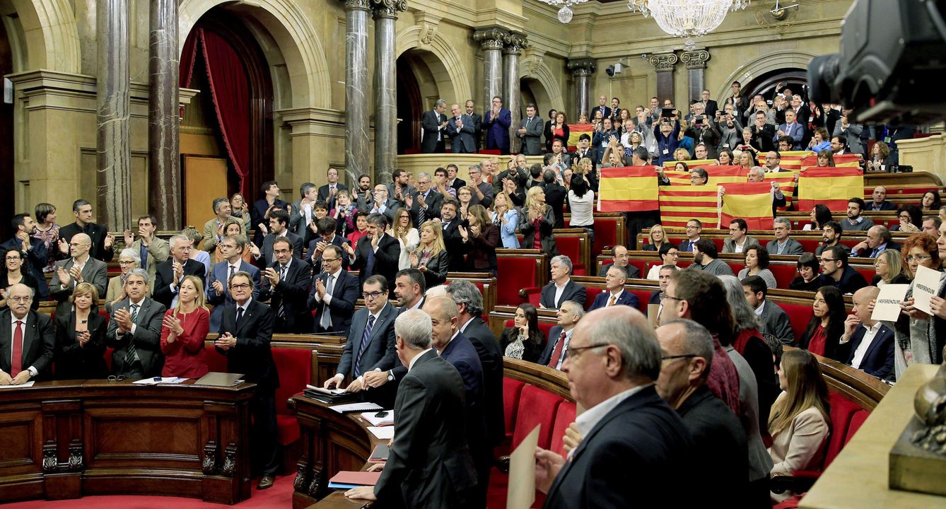 Guerra de banderas en el Parlament tras la votación independentista. (EFE)