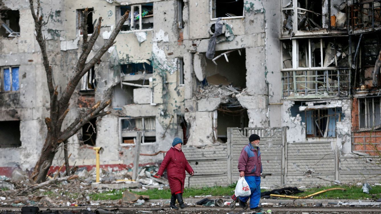 Foto: Ciudadanos caminan junto a un edificio destruido en Mariúpol, Ucrania. (Reuters/ Alexander Ermochenko)