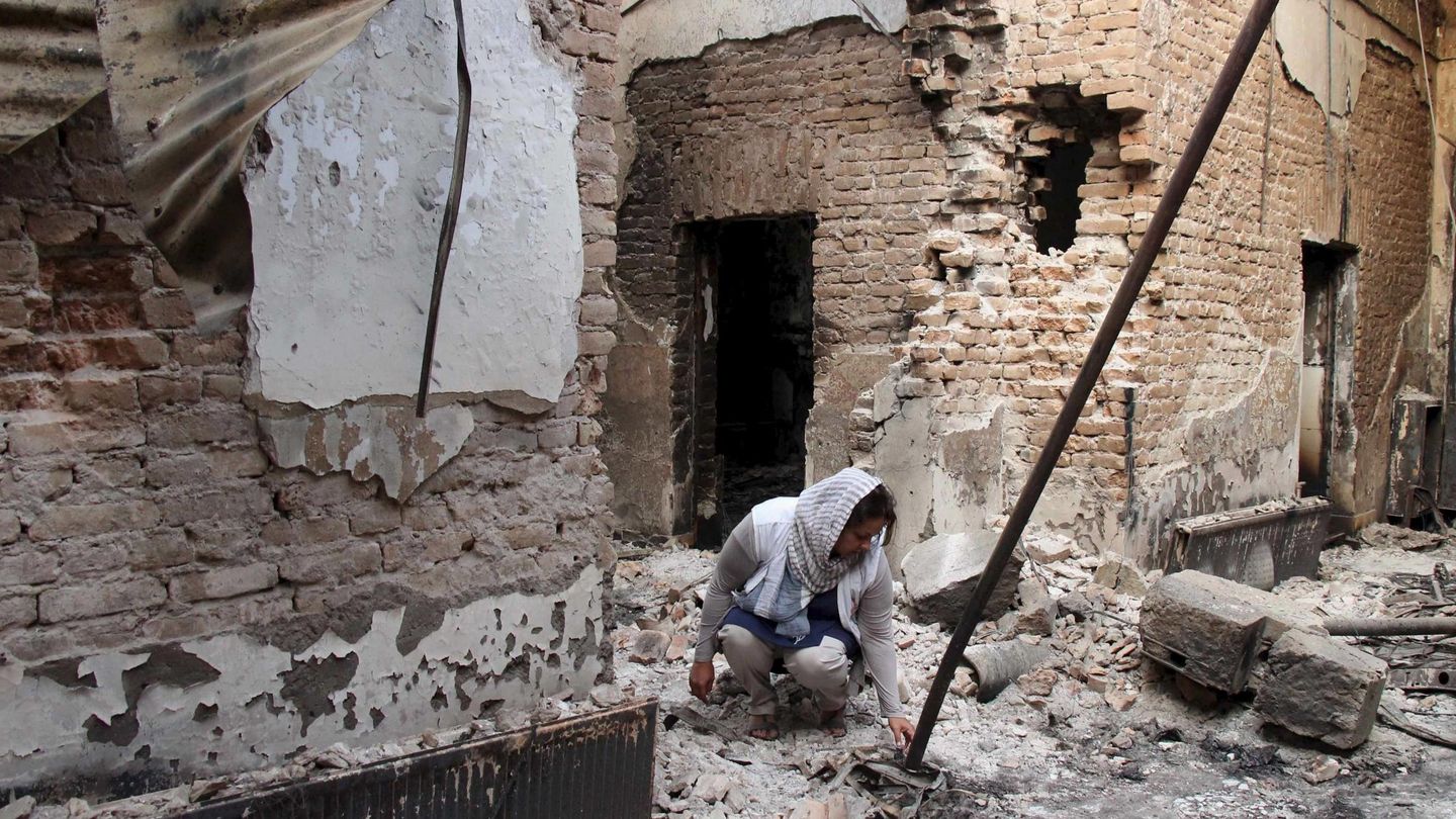 Un miembro de MSF en Afganistán observa los daños del hospital destruido en un bombardeo estadounidense en Kunduz, en octubre de 2015 (EFE)