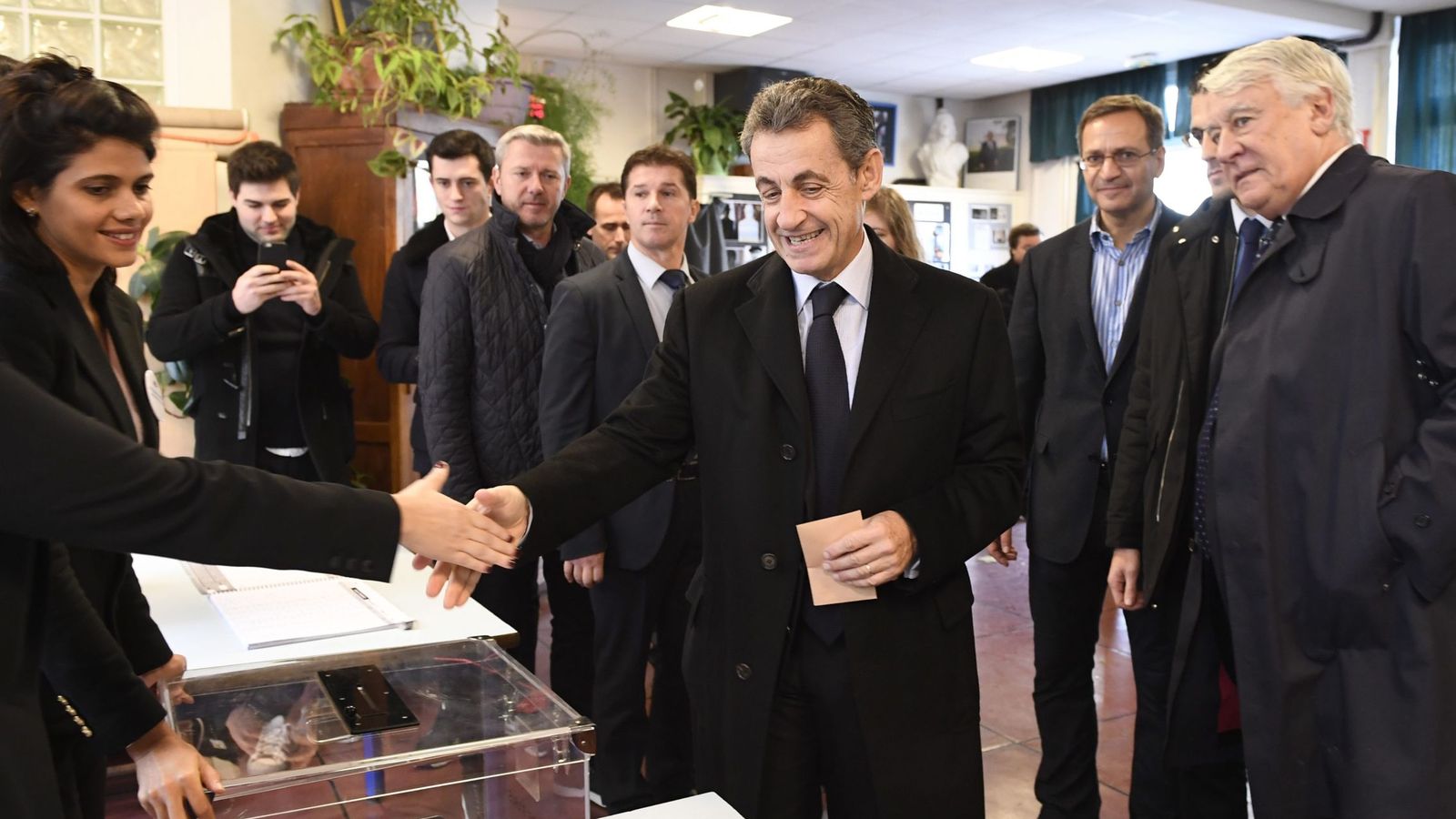 Foto: El expresidente Nicolas Sarkozy vota en las primarias de su partido. (EFE)