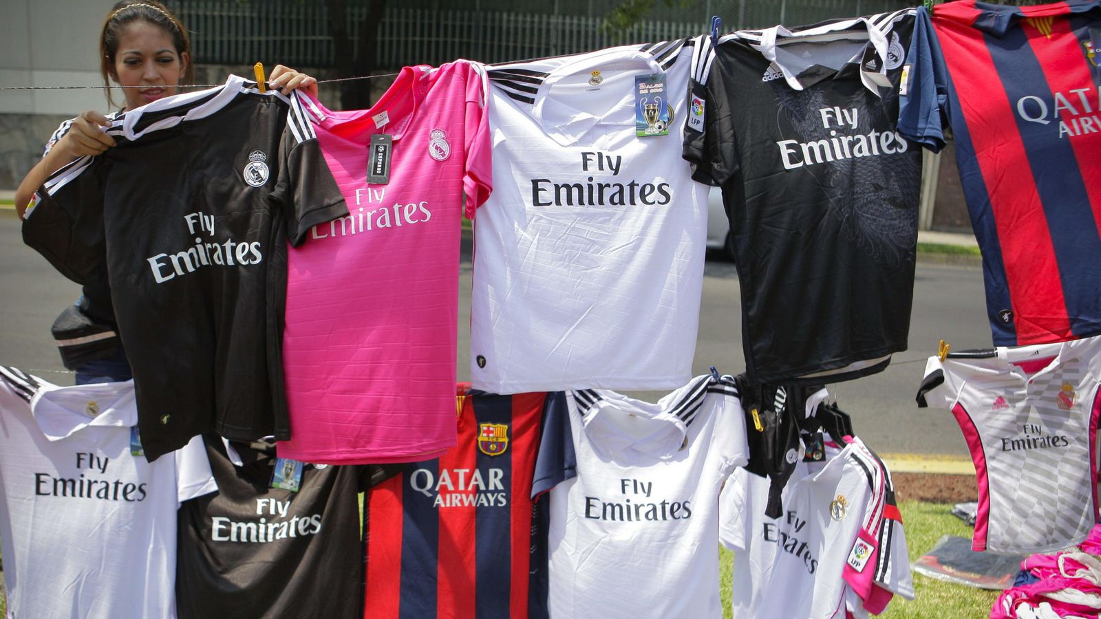 Foto: Camisetas de Real Madrid y Barcelona. (EFE)