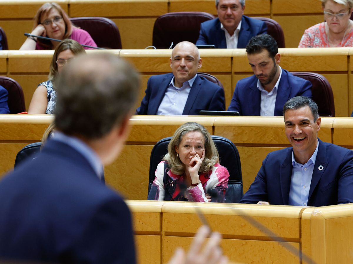 Foto: El presidente del Gobierno, Pedro Sánchez (d), y la vicepresidenta primera, Nadia Calviño (c), escuchan la intervención del líder del PP, Alberto Núñez Feijóo (i), durante el pleno del Senado. (EFE/Juanjo Martín)