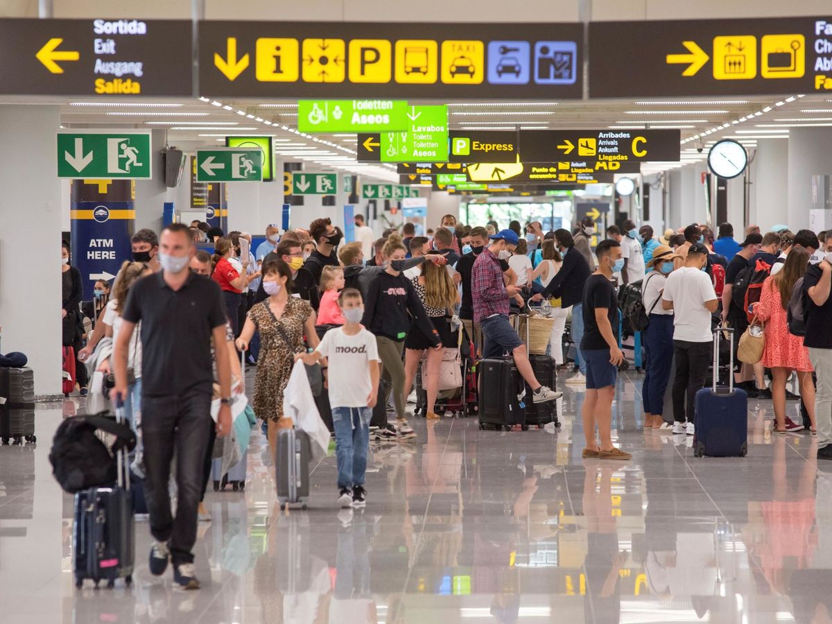 Foto: La pandemia mantiene el número de pasajeros por debajo de los de 2019. (EFE)