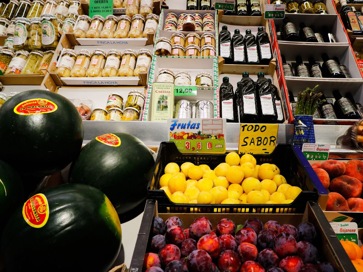 Foto: Diferentes alimentos en un comercio en Madrid. (EFE/Luis Millán)