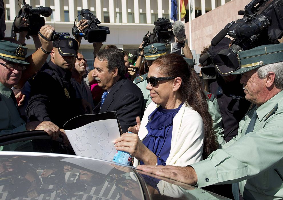 Foto: La cantante Isabel Pantoja a su salida del juzgado (Efe)