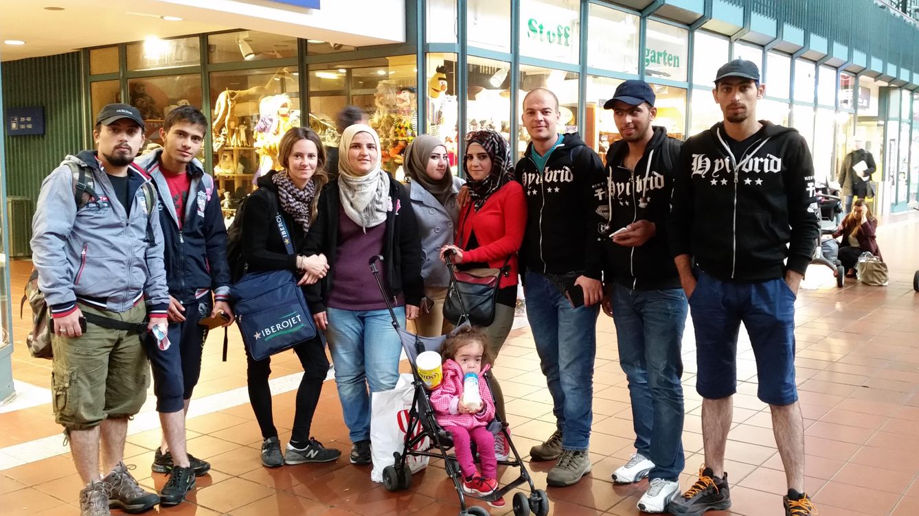 El grupo, con Sana, Alaa y Duah en el centro, en la estación de Hamburgo.