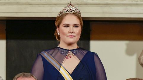 Noticia de La princesa Amalia de Holanda combina rubíes rojos y un vestido azul noche: su look para la cena de Estado con Felipe VI y Letizia