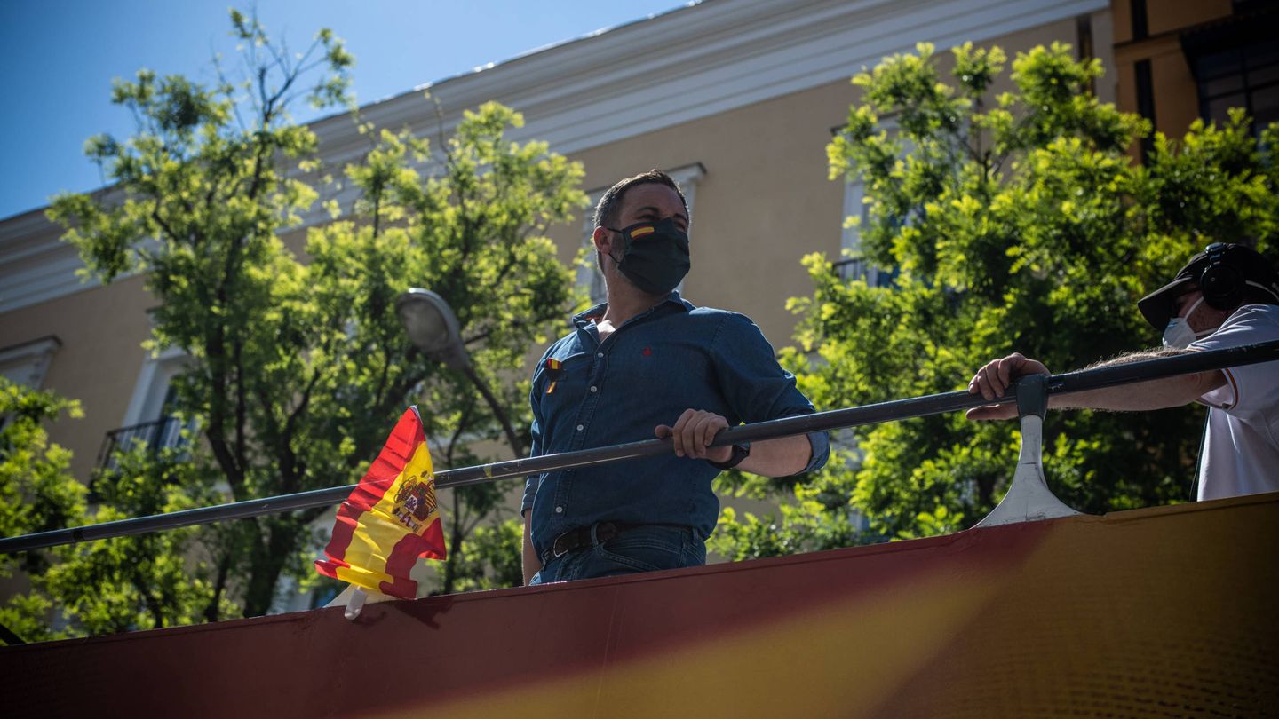 Santiago Abascal saluda a los manifestantes desde el autobús fletado por Vox. (Foto: C.C.)