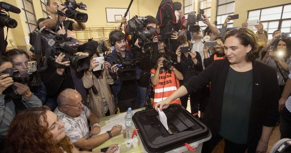Foto: La alcaldesa de Barcelona, Ada Colau, vota en el referéndum del 1 de octubre. (EFE)