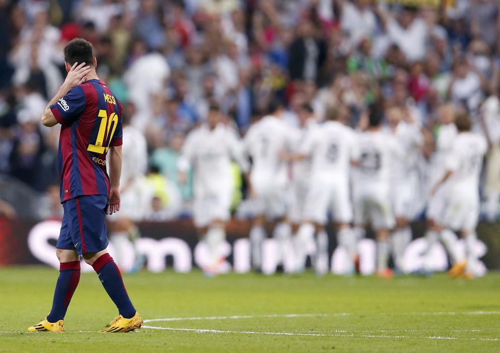 Foto: Leo Messi contempla cómo los jugadores del Real Madrid celebran uno de los goles (Reuters).