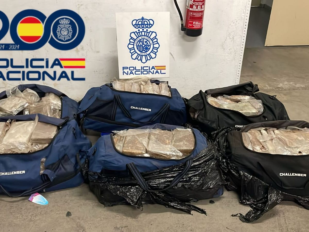 Foto: 300 kilos de cocaína en un contenedor en imagen de archivo. (EFE/Policía Nacional)