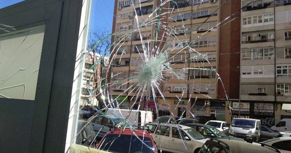 Foto: Los cristales rotos de la sede del partido Podemos en Fuencarral (Foto: Podemos)