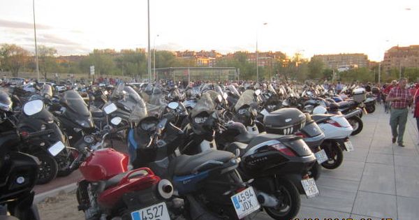 Foto: Motos aparcadas invadiendo las aceras cercanas al estadio y junto a casas de vecinos. (EC)