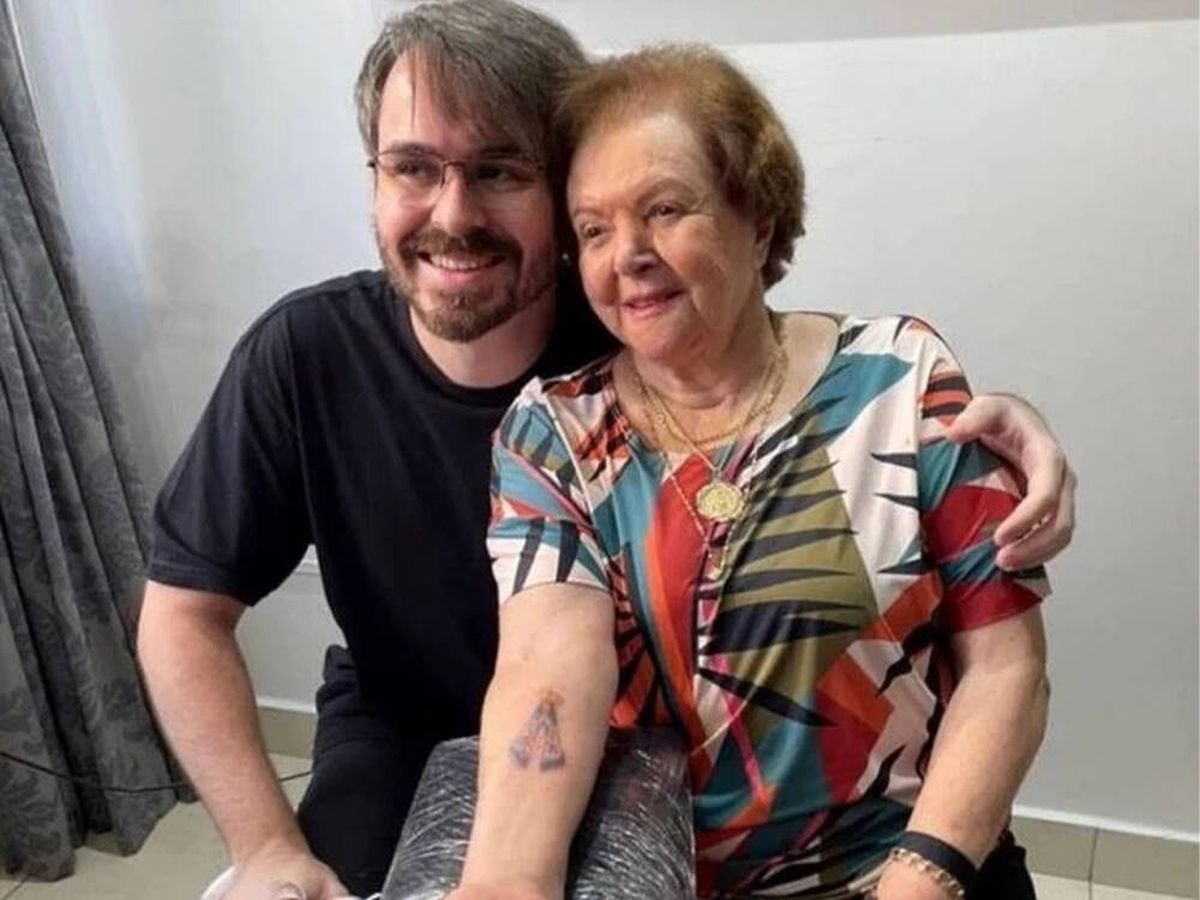 Foto: Una abuela de 91 años cumple la promesa que le hizo a su nieto y se hace un tatuaje (Metrópoles)